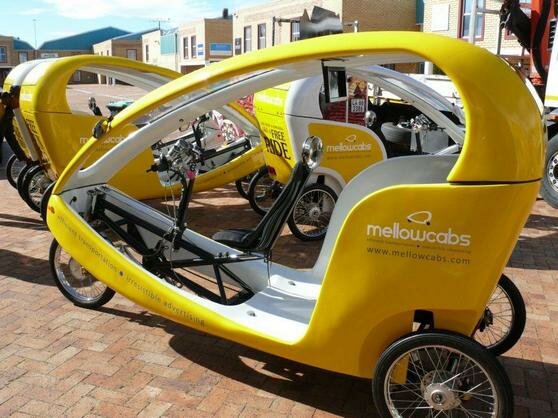 Бесплатное такси-электроцикл, оплачиваемое рекламодателями